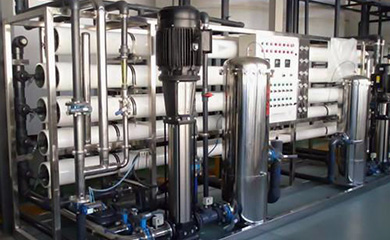 半導(dǎo)體超純水設(shè)備是應(yīng)用于半導(dǎo)體生產(chǎn)零件清洗的超純水設(shè)備，需要符合特定的用水水質(zhì)標(biāo)準(zhǔn),半導(dǎo)體超純水設(shè)備出水水質(zhì)要符合美國ASTM純水水質(zhì)標(biāo)準(zhǔn)、我國電子工業(yè)電子級水質(zhì)技術(shù)標(biāo)準(zhǔn)18MΩ.cm以上