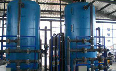 混床是指水依次通過裝有氫型陽離子交換樹脂的陽床和裝有氫氧型陰離子交換樹脂的陰床的系統(tǒng)。氫型陽交換床用于除去水中的陽離子；氫氧型陰離子交換床用于除去水中的陰離子。通過復(fù)床可將水中的種礦物鹽基本除去。為了獲取較好的除鹽效果，陽床內(nèi)裝載強(qiáng)酸陽離子交換樹脂，陰床一般內(nèi)裝載強(qiáng)堿陰離子交換樹脂?；齑惨卜譃轶w內(nèi)同步再生