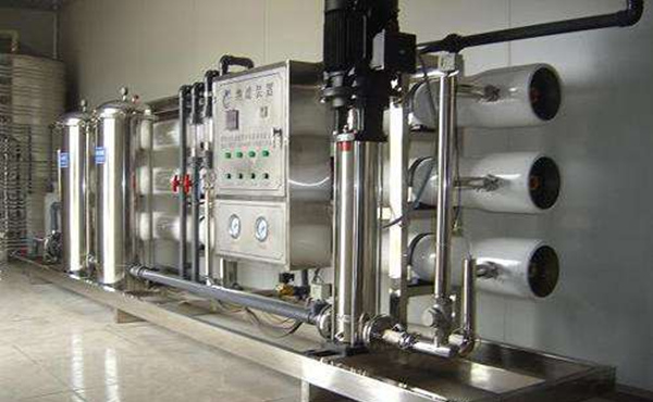 紙工業(yè)是與國民經(jīng)濟(jì)發(fā)展息息相關(guān)的重要產(chǎn)業(yè)，還是一個(gè)工藝復(fù)雜資源消耗量大產(chǎn)生污染物多的工業(yè)，所以在水質(zhì)上不能忽視。需要采用工業(yè)純水設(shè)備，根據(jù)需求采用一級(jí)工業(yè)純水設(shè)備和二級(jí)工業(yè)純水設(shè)備制取的純水來生產(chǎn)。