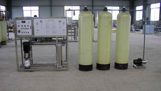 軟化水系統(tǒng)包括三部分，即離子交換部分、鹽再生部分和控制部分。離子交換技術(shù)是軟化系統(tǒng)的工作原理，它的主體是離子交換樹脂，由于水的硬度主要由鈣、鎂形成及表示，故一般采用陽離子交換樹脂，將水中的Ca2+、Mg2+（形成水垢的主要成份）置換出來，隨著樹脂內(nèi)Ca2+、Mg2+的增加，樹脂去除Ca2+、Mg2+的效能逐漸降低。