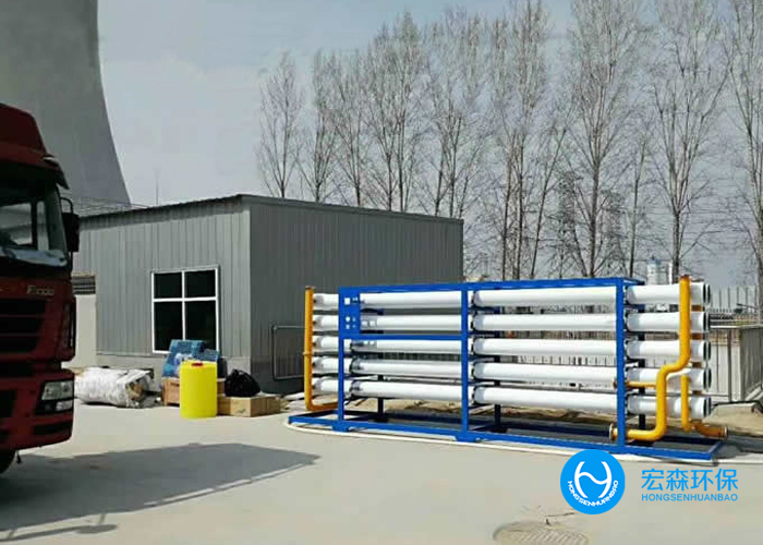 造紙工業(yè)廢水主要來源于分制漿和抄紙兩個生產(chǎn)過程。制漿產(chǎn)生的廢水，污染為嚴(yán)重，洗漿時排出廢水呈黑褐色，其中污染物濃度很高，BOD高達(dá)5～40 g/L，含有大量纖維、無機(jī)鹽、色素和大量的酸堿物質(zhì)。抄紙機(jī)排出的廢水，其中含有大量纖維和在生產(chǎn)過程中添加的填料和膠料。同時造紙過程中還需要加入一些必要的化學(xué)助劑，加重了對水體的污染造紙污